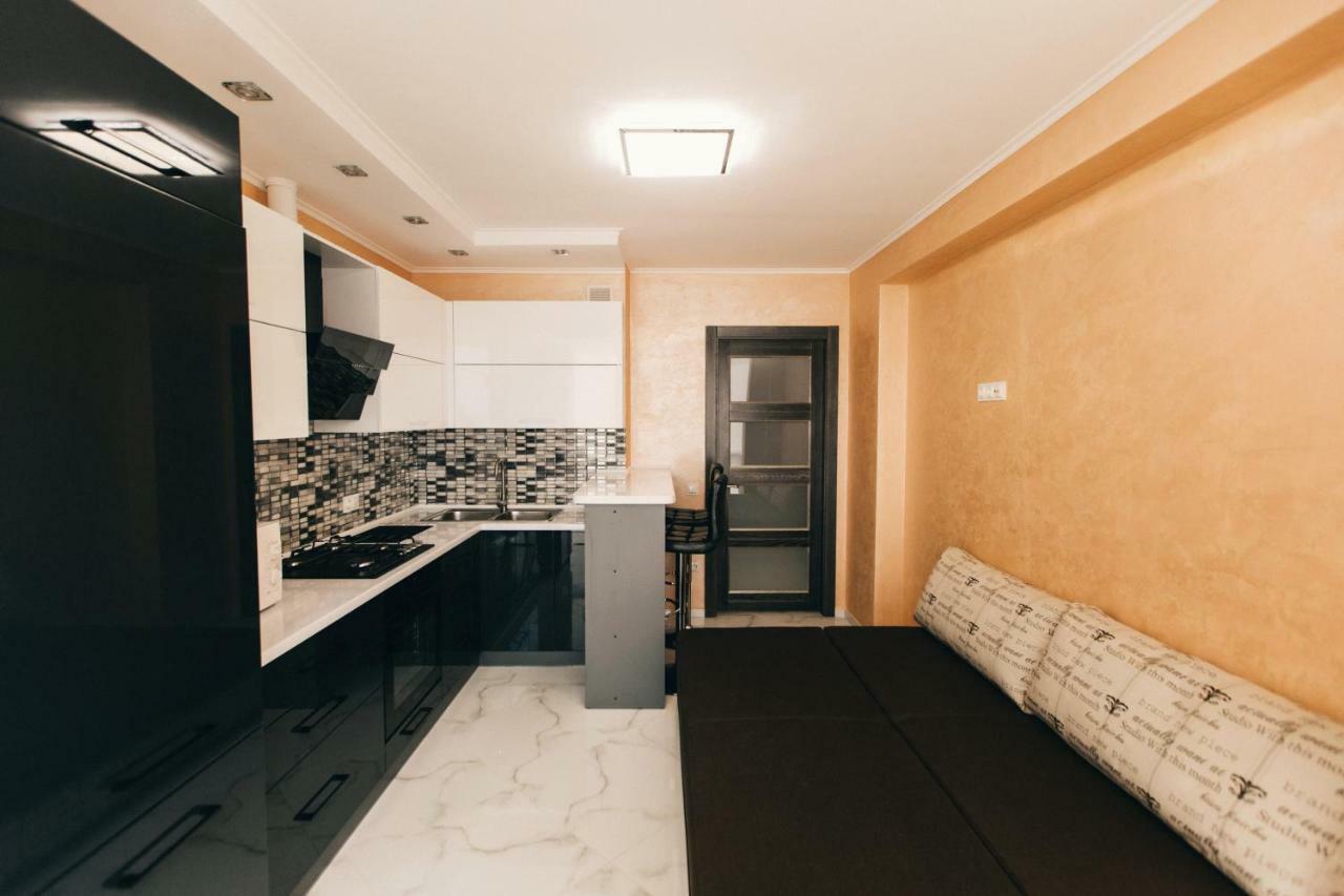 Oazis Apartments Chernivtsi Ngoại thất bức ảnh